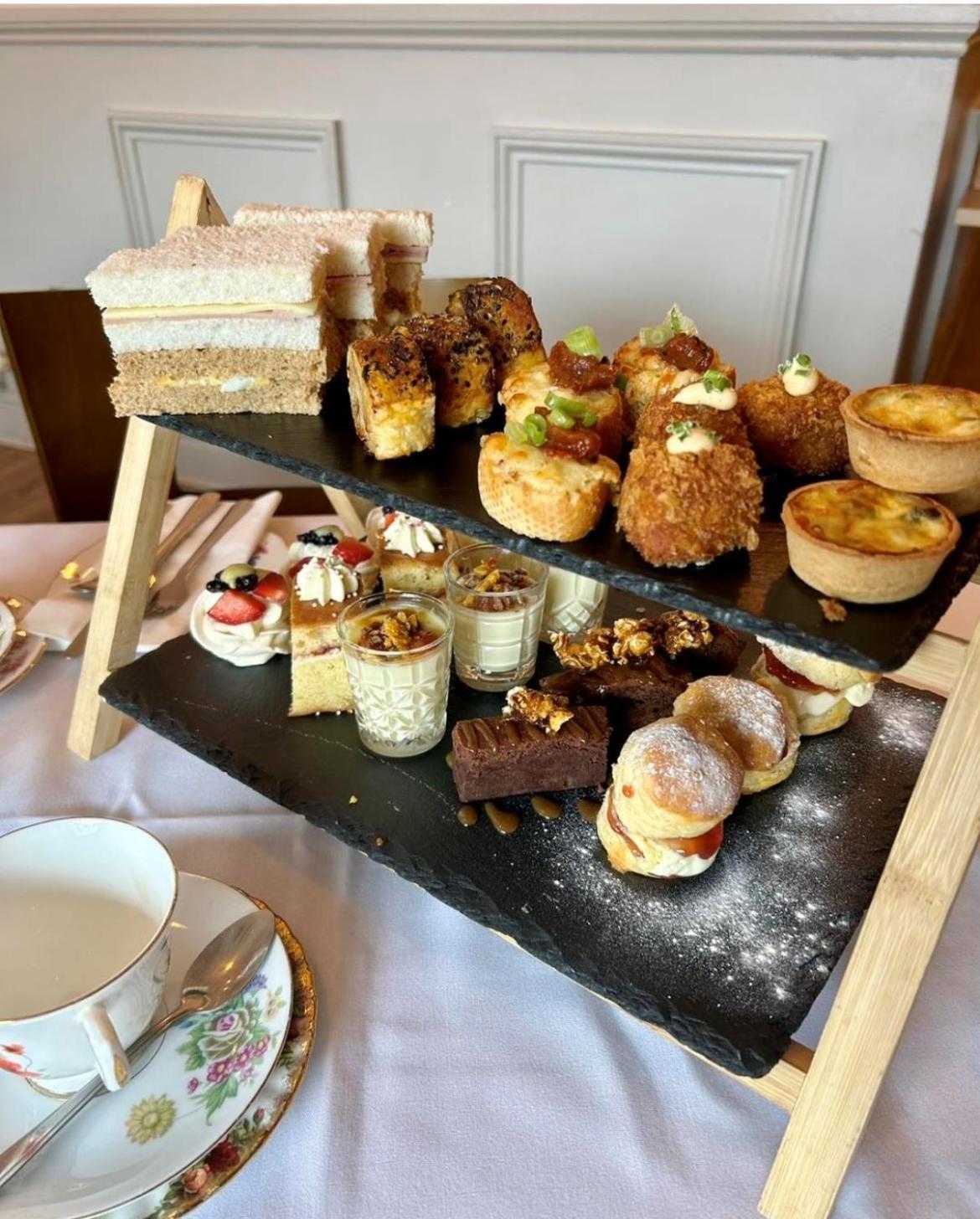 Hayward'S At The Grasmere Кейншам Екстериор снимка