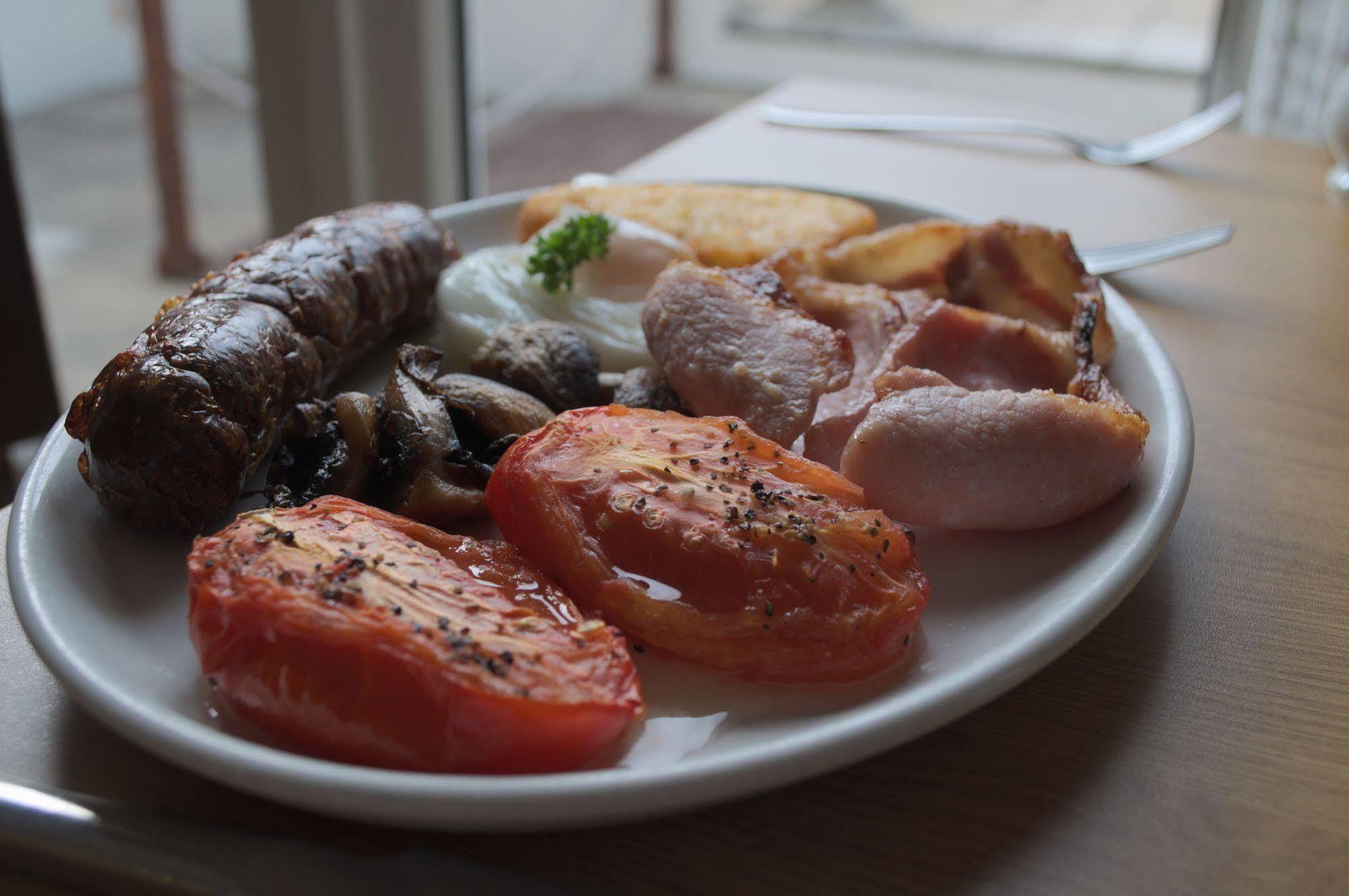 Hayward'S At The Grasmere Кейншам Екстериор снимка